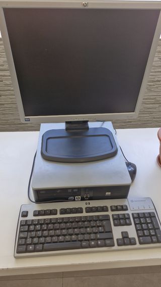 Computadora HP sobremesa gris plata