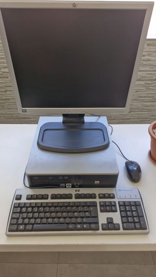 Computadora HP sobremesa gris plata