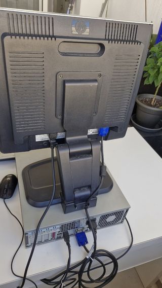 Computadora HP sobremesa gris plata