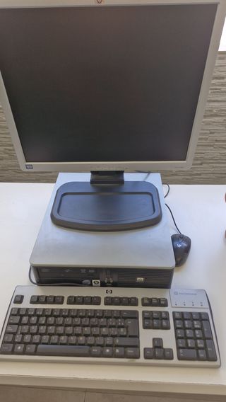 Computadora HP sobremesa gris plata