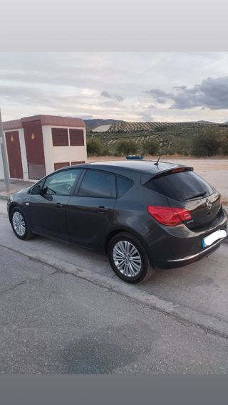Opel Astra CDTI 1.6 110cv. Año 2015.