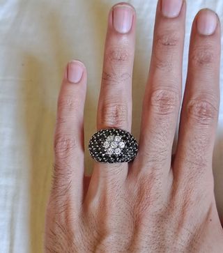 Anillo de plata con circonitas negras