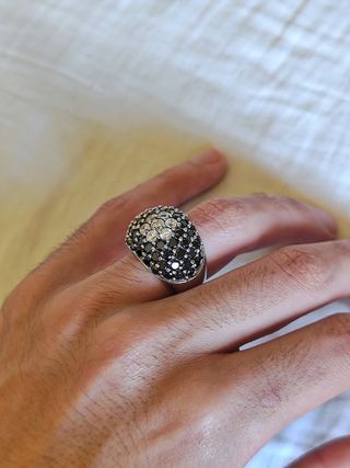 Anillo de plata con circonitas negras