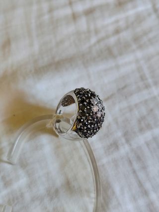 Anillo de plata con circonitas negras