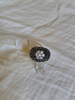 Anillo de plata con circonitas negras