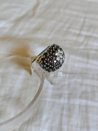 Anillo de plata con circonitas negras