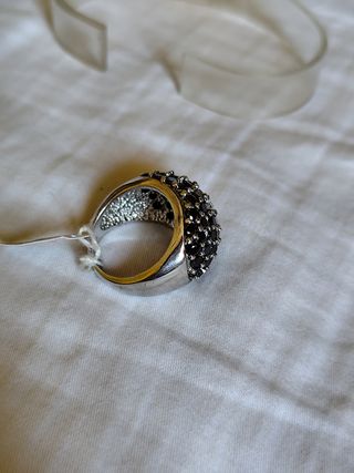 Anillo de plata con circonitas negras