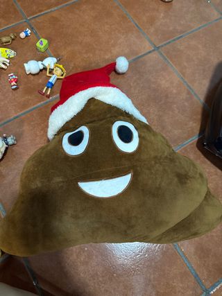 Cojín emoji caca navideño