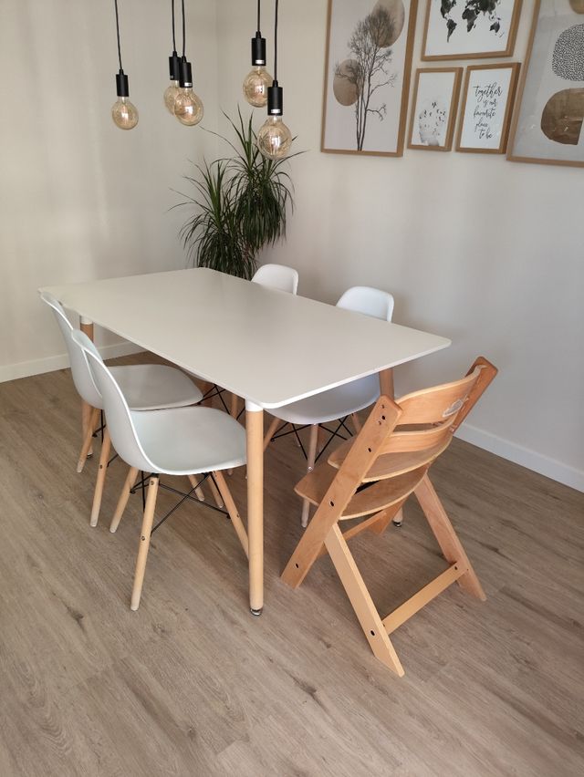 Mesa y 4 sillas estilo nórdico