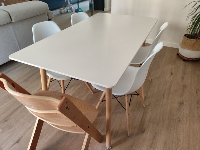Mesa y 4 sillas estilo nórdico