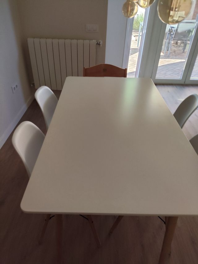 Mesa y 4 sillas estilo nórdico