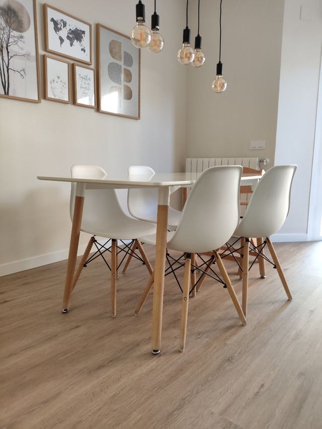 Mesa y 4 sillas estilo nórdico