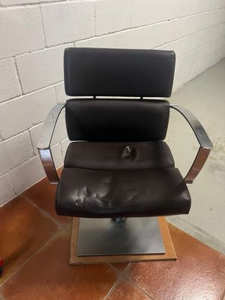 Asiento de peluquería color burdeos