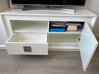 Mueble TV blanco + vitrina