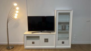 Mueble TV blanco + vitrina
