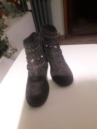 Botines verde oscuro con tachuelas