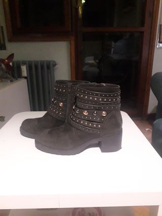 Botines verde oscuro con tachuelas