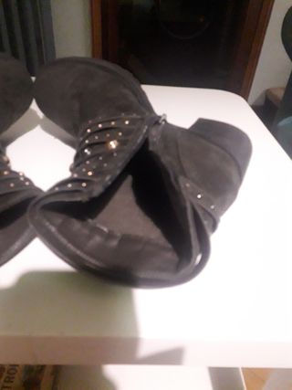Botines verde oscuro con tachuelas