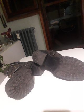 Botines verde oscuro con tachuelas
