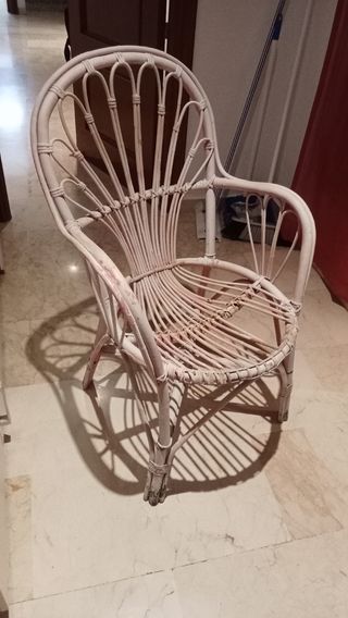 Silla mimbre blanca y rosa