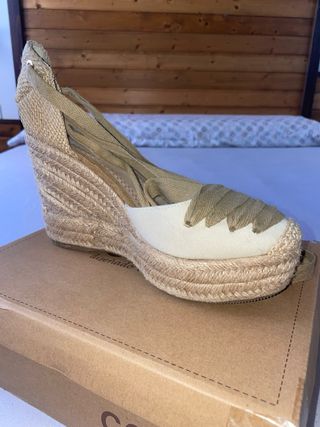 Cuñas beige y marrón
