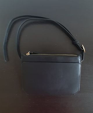 Bandolera negra a la cintura