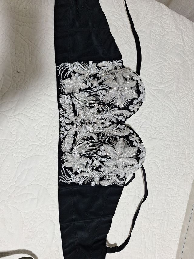 Corpiño negro con pedrería plateada