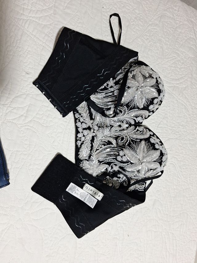 Corpiño negro con pedrería plateada