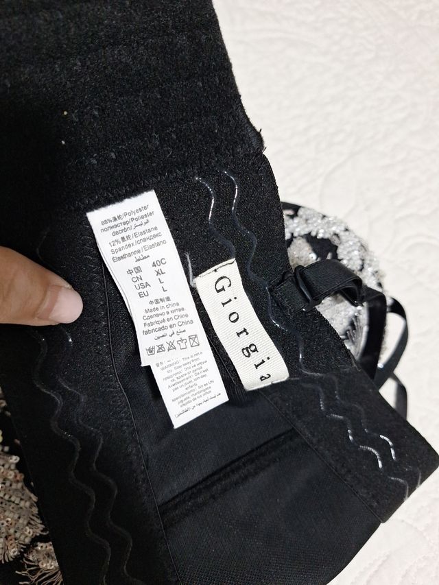 Corpiño negro con pedrería plateada