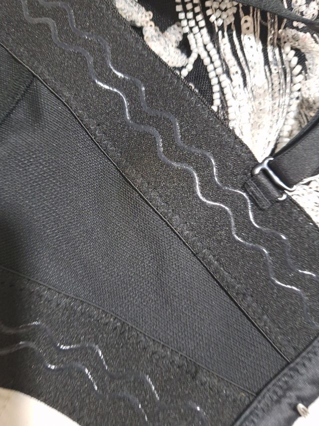 Corpiño negro con pedrería plateada