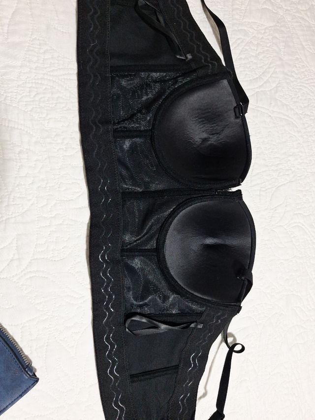 Corpiño negro con pedrería plateada