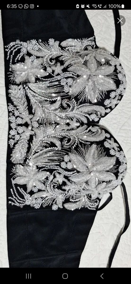 Corpiño negro con pedrería plateada