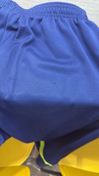Pantalón Nike azul y amarillo flúor, deportivo. 

