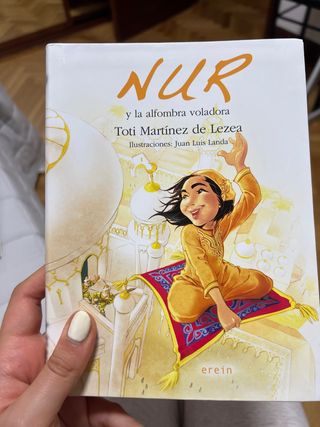 Nur y la alfombra voladora
