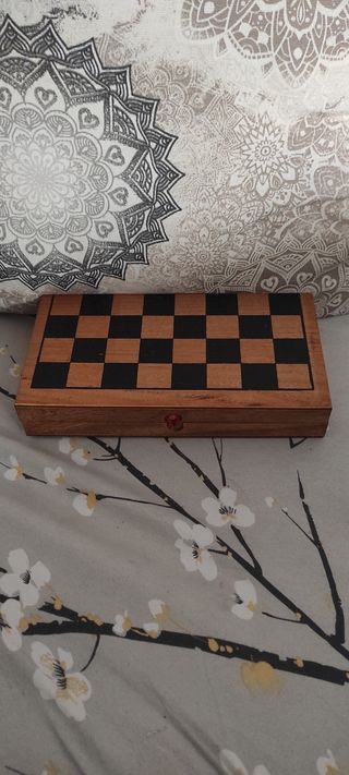 Juego de backgammon de madera, ajedrez y damas
