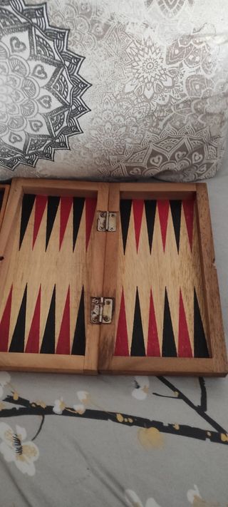 Juego de backgammon de madera, ajedrez y damas
