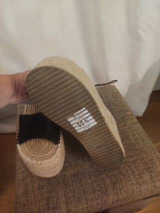 Sandalias cuña esparto negras. Sin usar