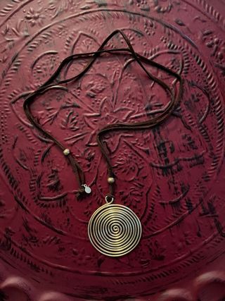 Colgante espiral dorado