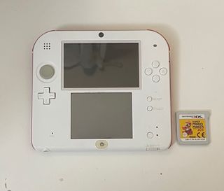 Nintendo 2DS blanca y roja + Super Mario Maker