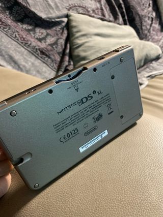 Nintendo DSI XL negra.