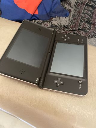 Nintendo DSI XL negra.