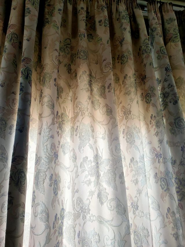 Cortinas beige y gris