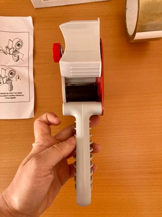 Caja con dispensador de cinta para embalar + cinta