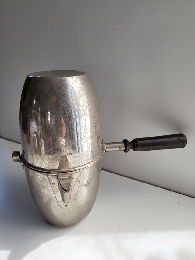 Cafetera antigua de metal