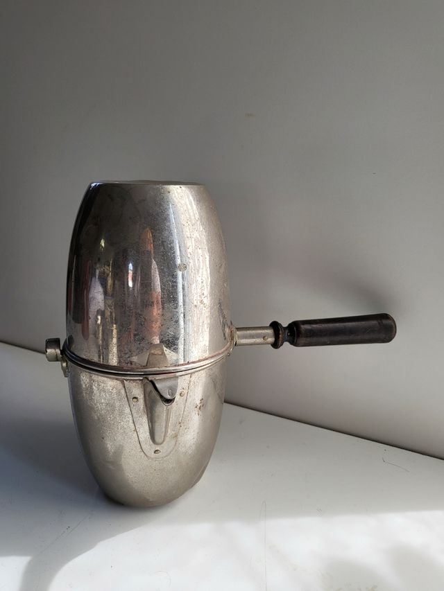 Cafetera antigua de metal