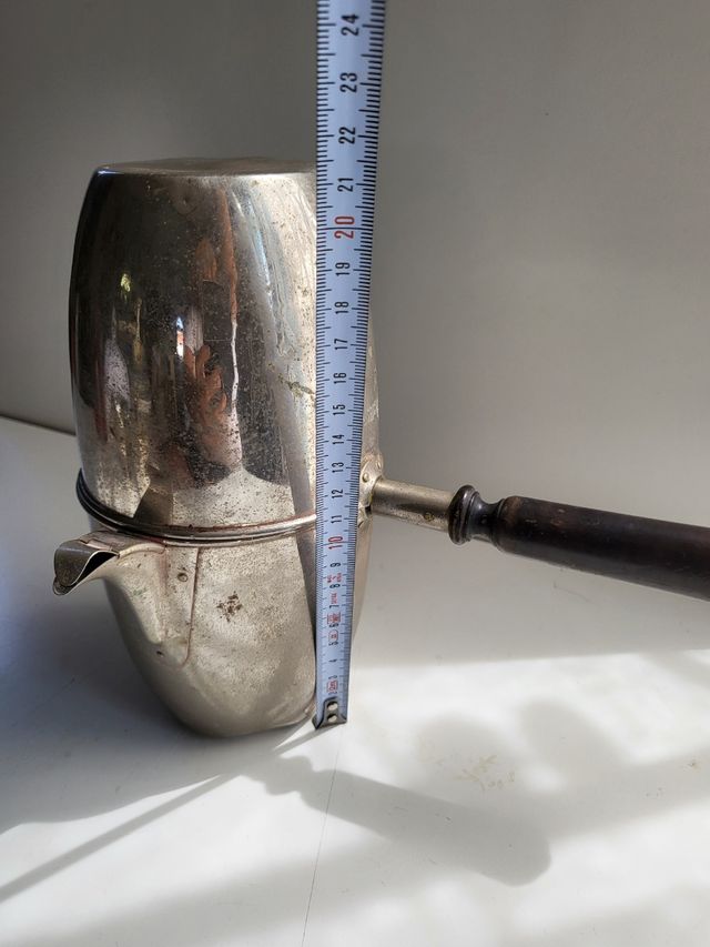 Cafetera antigua de metal