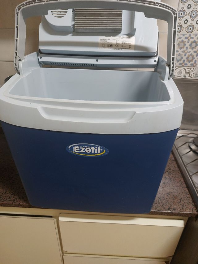 Dos Neveras  una  de ellas para acampar