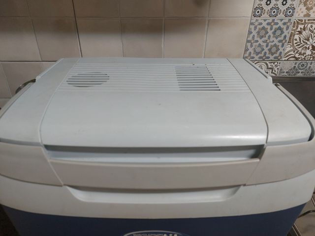 Dos Neveras  una  de ellas para acampar