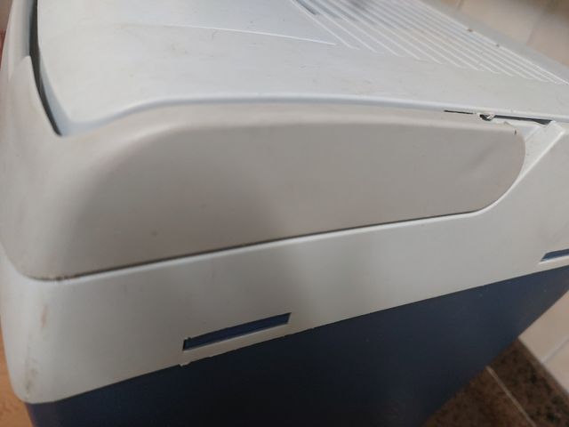 Dos Neveras  una  de ellas para acampar