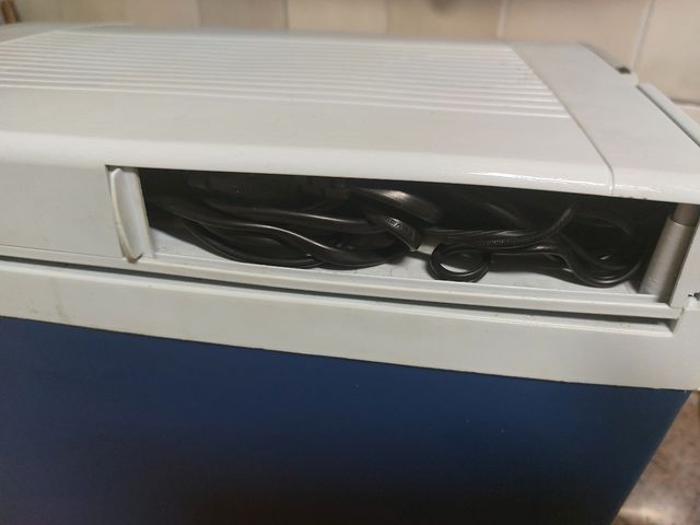 Dos Neveras  una  de ellas para acampar